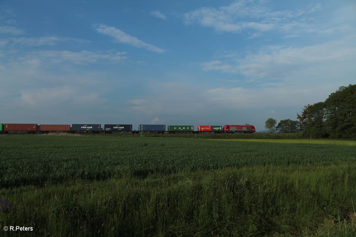 270082 mit dem Wiesau Containerzug kurz vor seinem Ziel bei Oberteich. 29.05.16