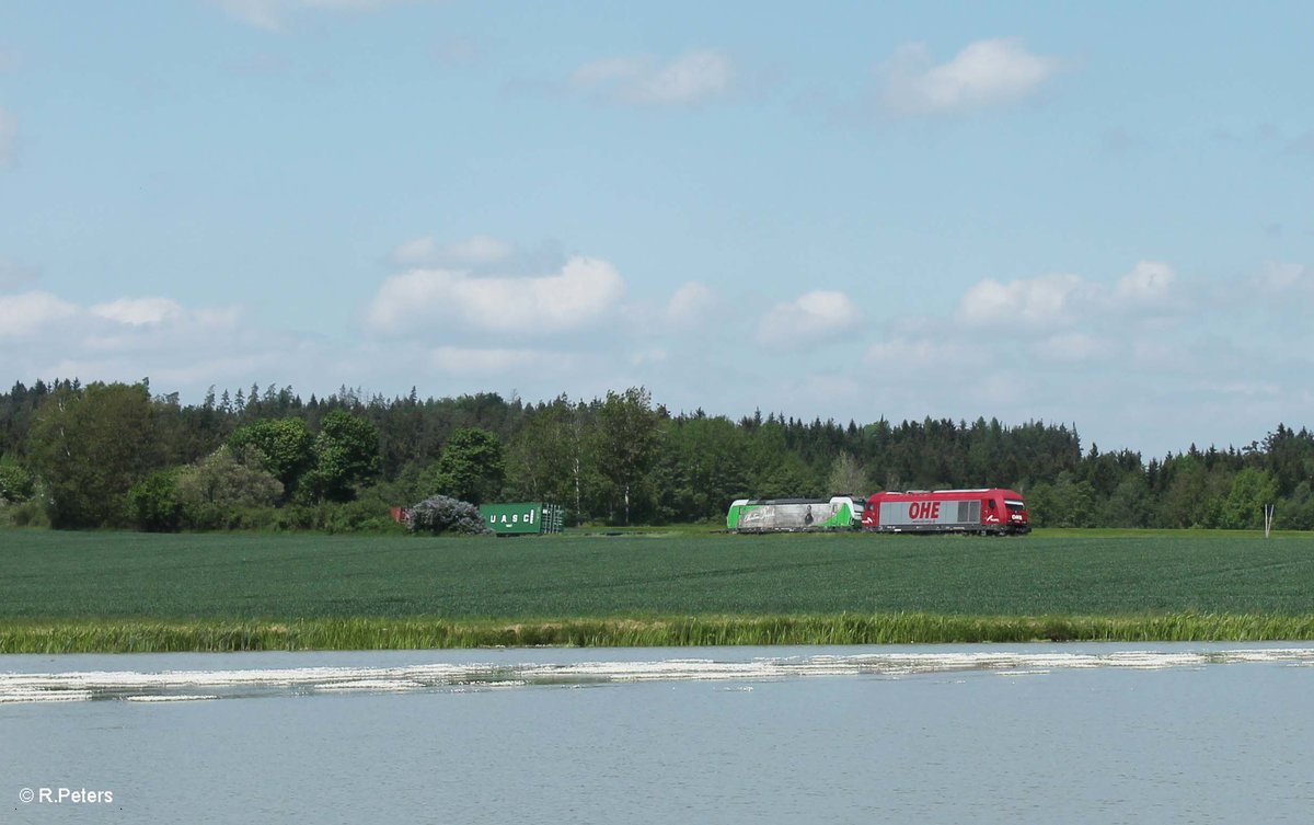 270082 überführt von Hof nach Regensburg den SETG Vectron 193 831  Christian Doppler  bei Oberteich und bringt dabei den Containerzug Hamburg - Wiesau mit. 26.05.16