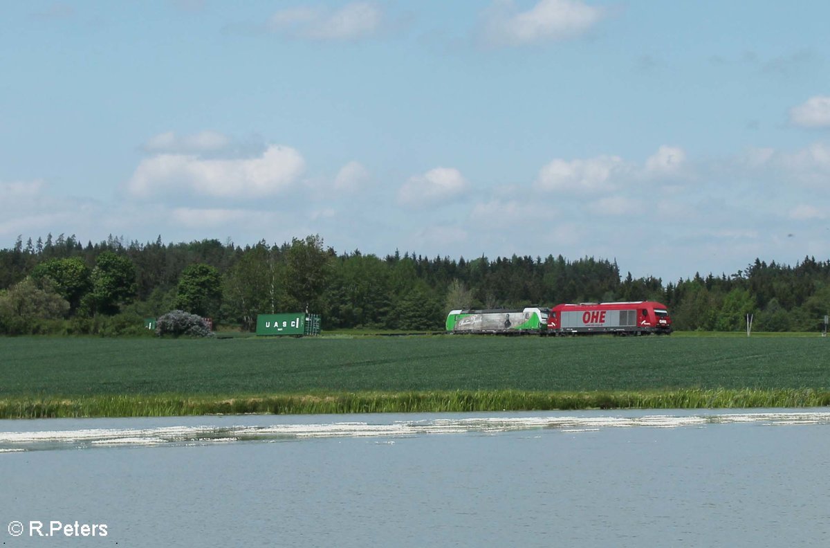 270082 überführt von Hof nach Regensburg den SETG Vectron 193 831  Christian Doppler  bei Oberteich und bringt dabei den Containerzug Hamburg - Wiesau mit. 26.05.16