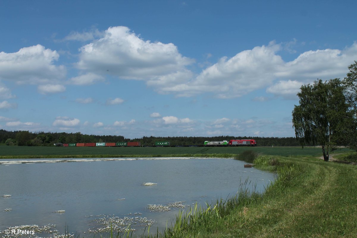 270082 überführt von Hof nach Regensburg den SETG Vectron 193 831  Christian Doppler  bei Oberteich und bringt dabei den Containerzug Hamburg - Wiesau mit. 26.05.16