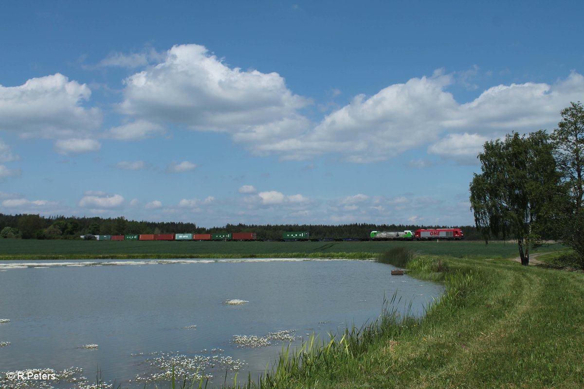 270082 überführt von Hof nach Regensburg den SETG Vectron 193 831  Christian Doppler  bei Oberteich und bringt dabei den Containerzug Hamburg - Wiesau mit. 26.05.16