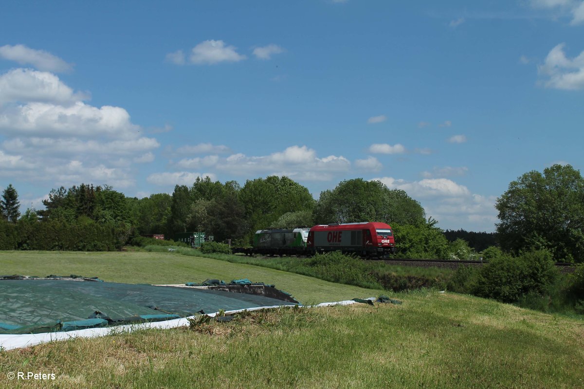 270082 überführt von Hof nach Regensburg den SETG Vectron 193 831  Christian Doppler  bei Schönfeld und bringt dabei den Containerzug Hamburg - Wiesau mit und hat gleich das erste Ettappenziel erreicht. 26.05.16