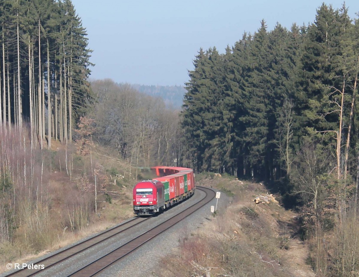 270082 zieht bei Reutlas den Containerzug Hamburg - Wiesau. 18.03.16