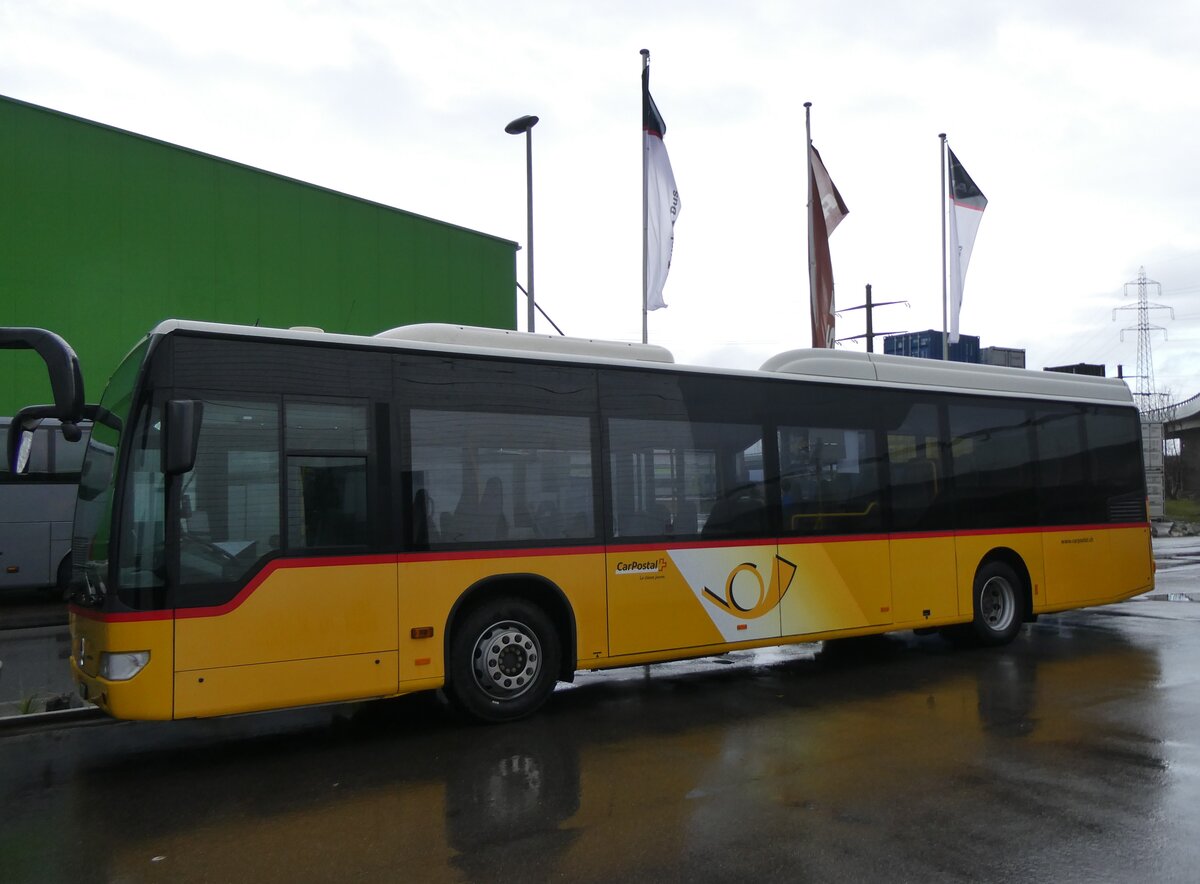 (270'089) - CarPostal Ouest - VD 335'330/PID 4643 - Mercedes am 22. Dezember 2024 in Kerzers, Interbus