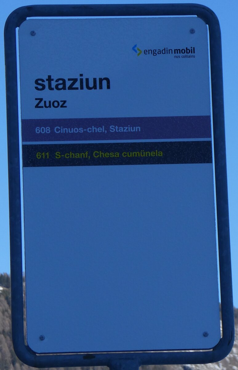 (270'249) - engadin mobil-Haltestellenschild - Zuoz, staziun - am 27. Dezember 2024