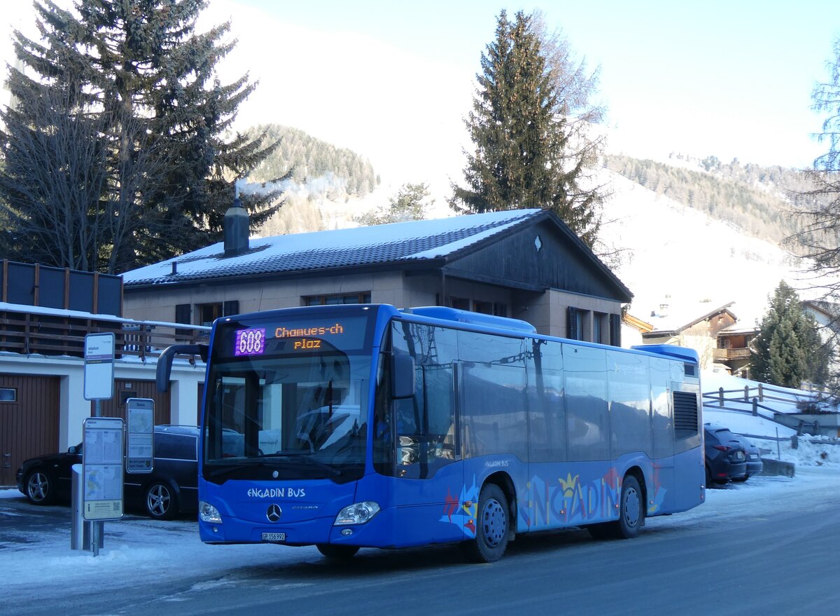 (270'253) - Engadin Bus, St. Moritz - Nr. 92/GR 156'992 - Mercedes am 27. Dezember 2024 beim Bahnhof Zuoz