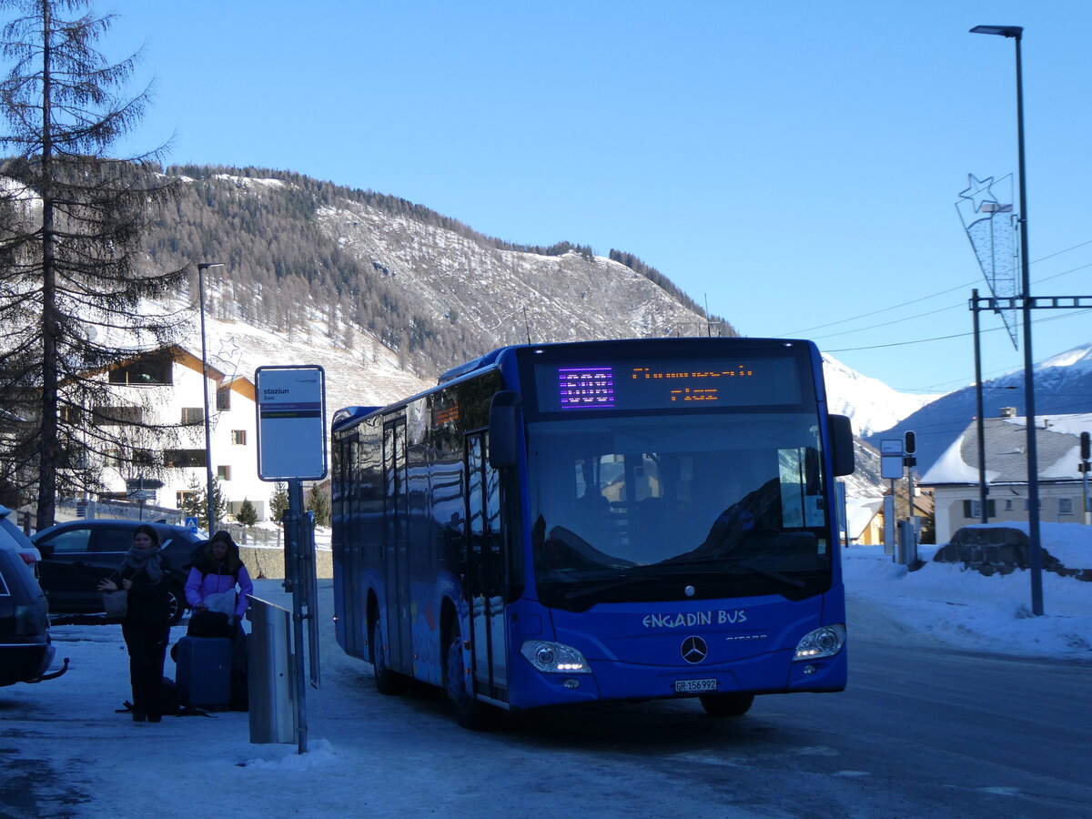 (270'254) - Engadin Bus, St. Moritz - Nr. 92/GR 156'992 - Mercedes am 27. Dezember 2024 beim Bahnhof Zuoz