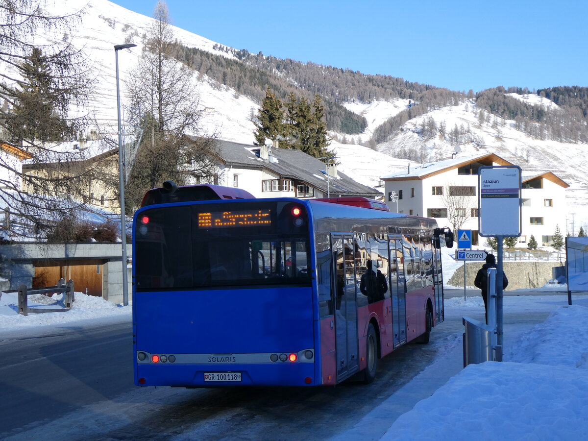 (270'267) - Engadin Bus, St. Moritz - Nr. 118/GR 100'118 - Solaris (ex AFA Adelboden Nr. 30) am 27. Dezember 2024 beim Bahnhof Zuoz