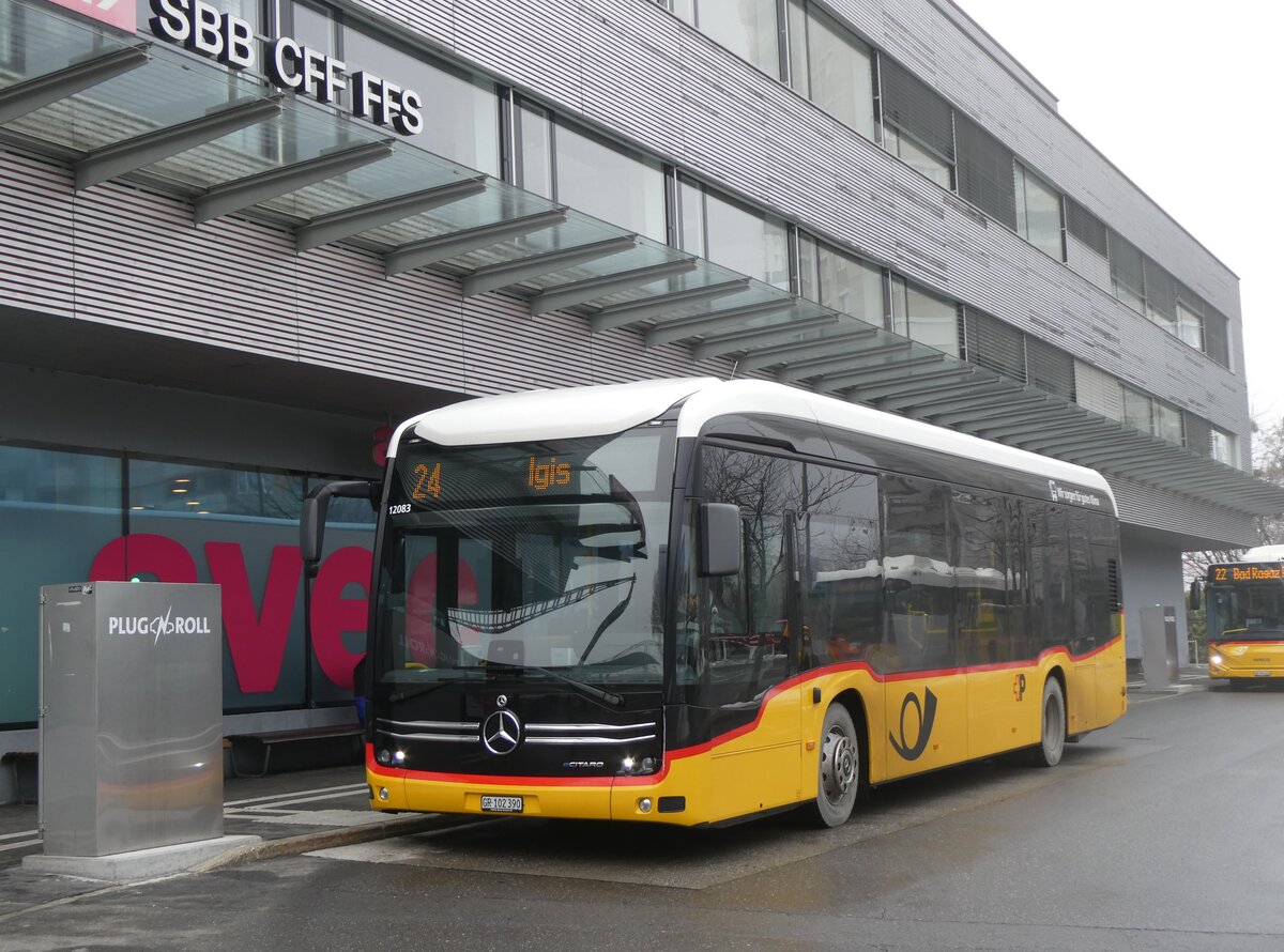 (270'276) - Gessinger, Bad Ragaz - GR 102'390/PID 12'083 - eMercedes am 27. Dezember 2024 beim Bahnhof Landquart