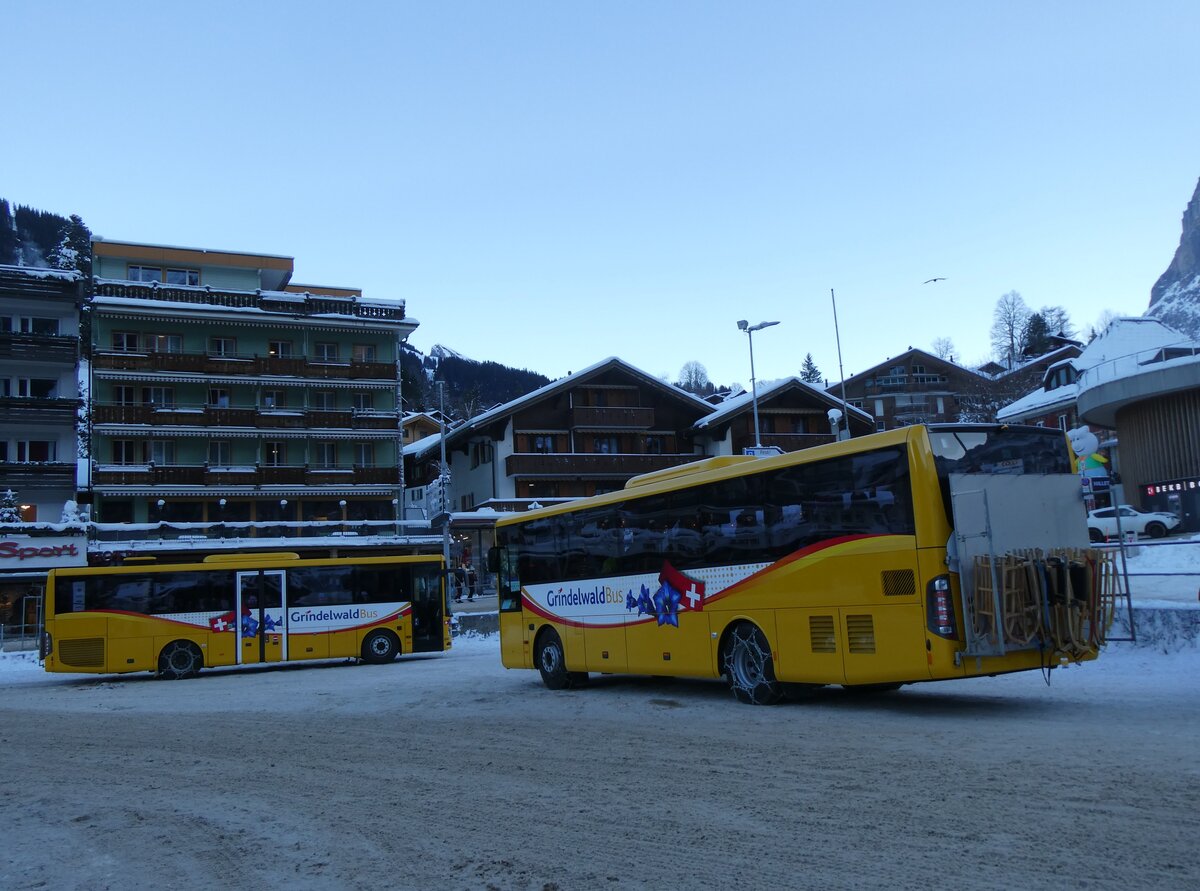 (270'310) - GrindelwaldBus, Grindelwald - Nr. 240/BE 102'240 + Nr. 241/BE 103'241 - Mercedes am 29. Dezember 2024 beim Bahnhof Grindelwald