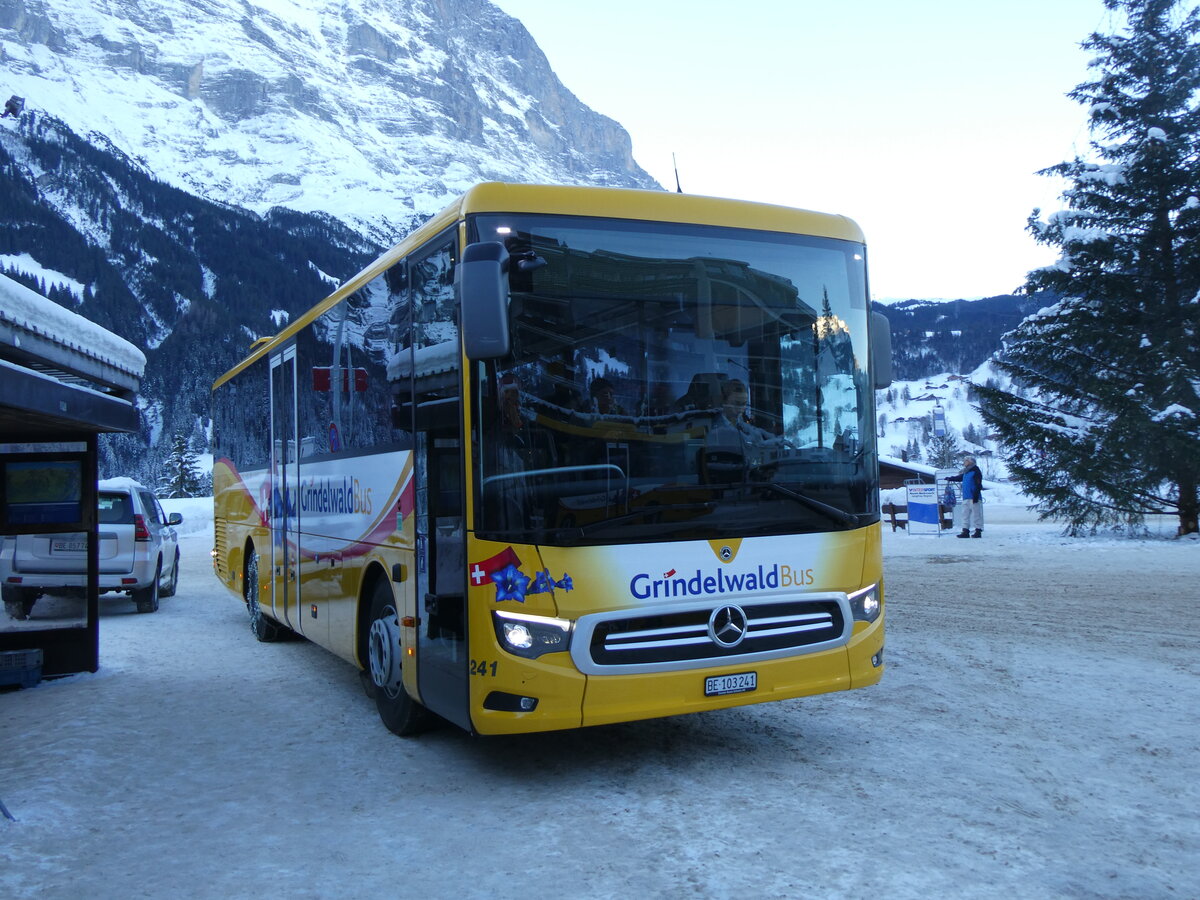 (270'313) - GrindelwaldBus, Grindelwald - Nr. 241/BE 103'241 - Mercedes am 29. Dezember 2024 beim Bahnhof Grindelwald