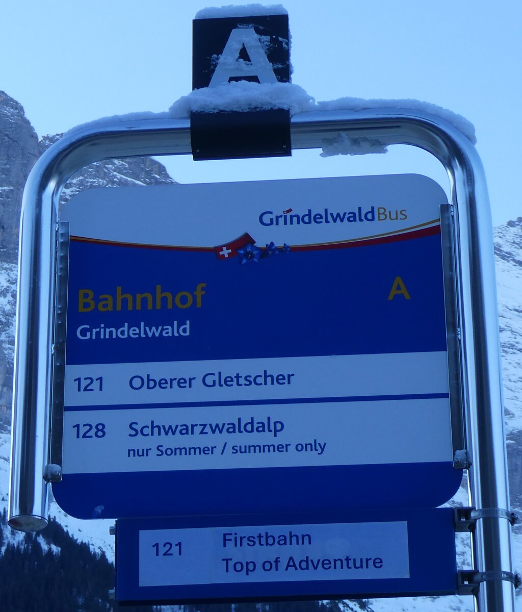 (270'317) - GrindelwaldBus-Haltestellenschild - Grindelwald, Bahnhof - am 29. Dezember 2024