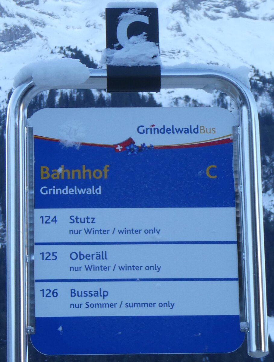 (270'319) - GrindelwaldBus-Haltestellenschild - Grindelwald, Bahnhof - am 29. Dezember 2024