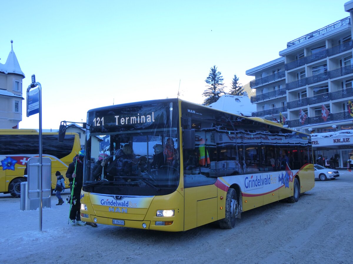 (270'326) - GrindelwaldBus, Grindelwald - Nr. 12/BE 356'085 - MAN am 29. Dezember 2024 beim Bahnhof Grindelwald