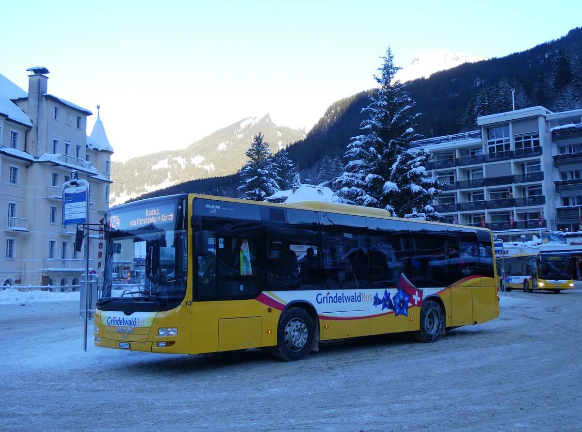 (270'331) - GrindelwaldBus, Grindelwald - Nr. 13/BE 407'170 - MAN/Gppel am 29. Dezember 2024 beim Bahnhof Grindelwald