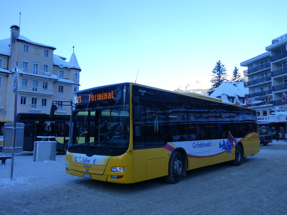 (270'336) - GrindelwaldBus, Grindelwald - Nr. 11/BE 261'865 - MAN/Gppel am 29. Dezember 2024 beim Bahnhof Grindelwald