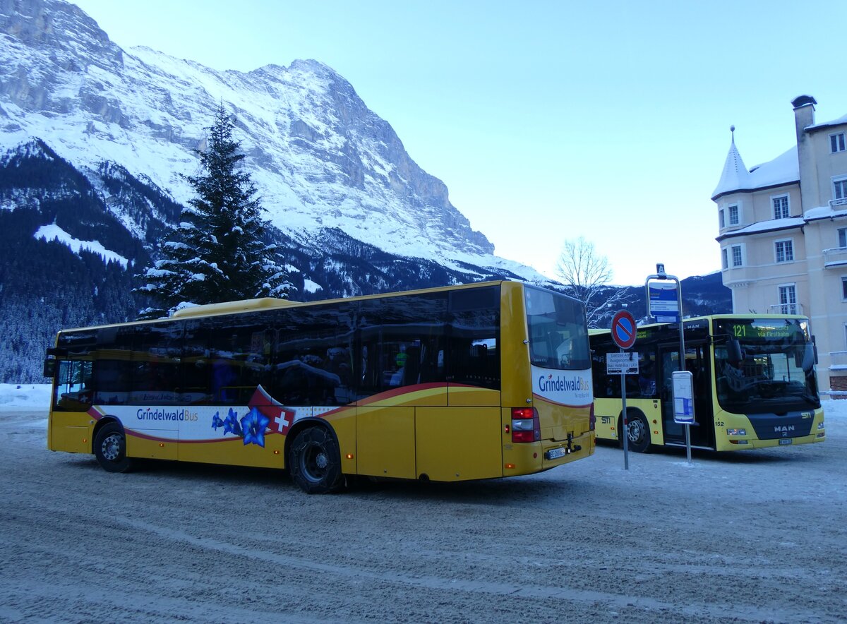 (270'337) - GrindelwaldBus, Grindelwald - Nr. 11/BE 261'865 - MAN/Gppel am 29. Dezember 2024 beim Bahnhof Grindelwald