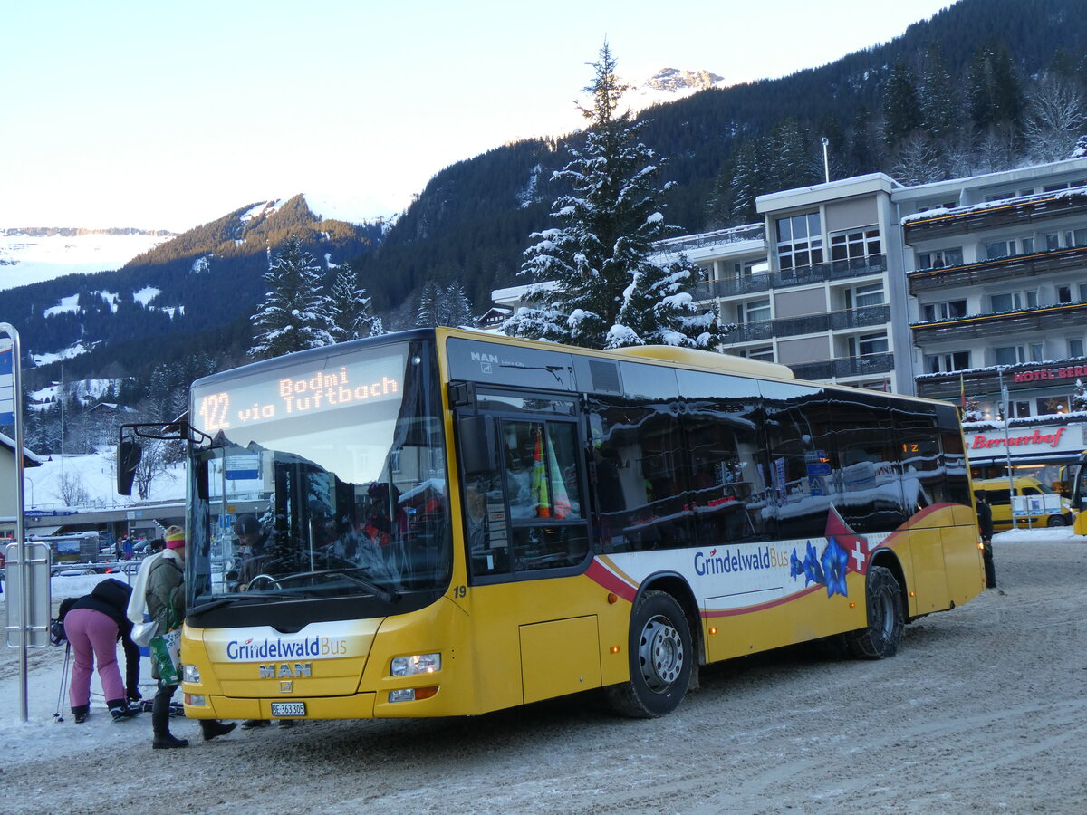 (270'400) - GrindelwaldBus, Grindelwald - Nr. 19/BE 363'305 - MAN/Gppel am 29. Dezember 2024 beim Bahnhof Grindelwald