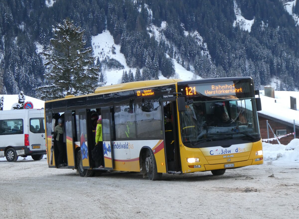 (270'407) - GrindelwaldBus, Grindelwald - Nr. 11/BE 261'865 - MAN/Gppel am 29. Dezember 2024 beim Bahnhof Grindelwald