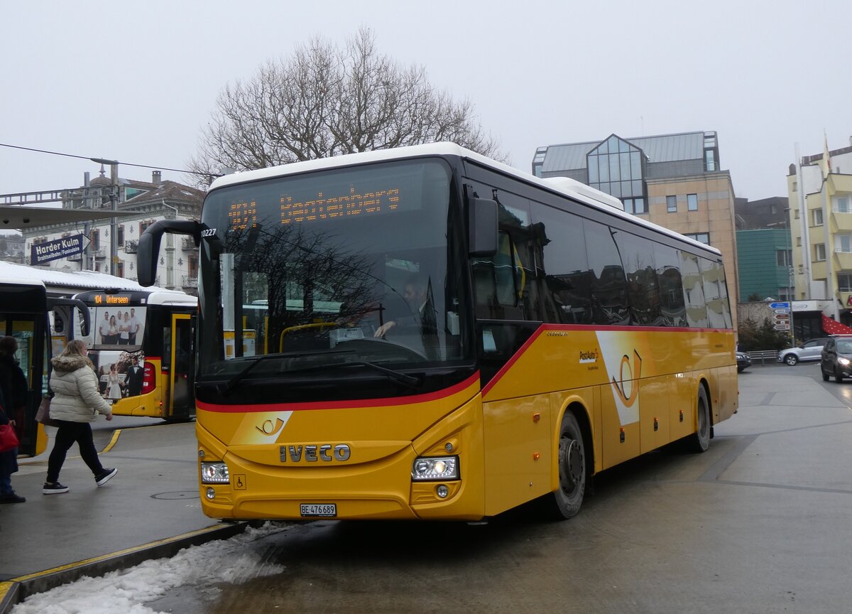 (270'421) - PostAuto Bern - Nr. 589/BE 476'689/PID 10'227 - Iveco am 30. Dezember 2024 beim Bahnhof Interlaken West