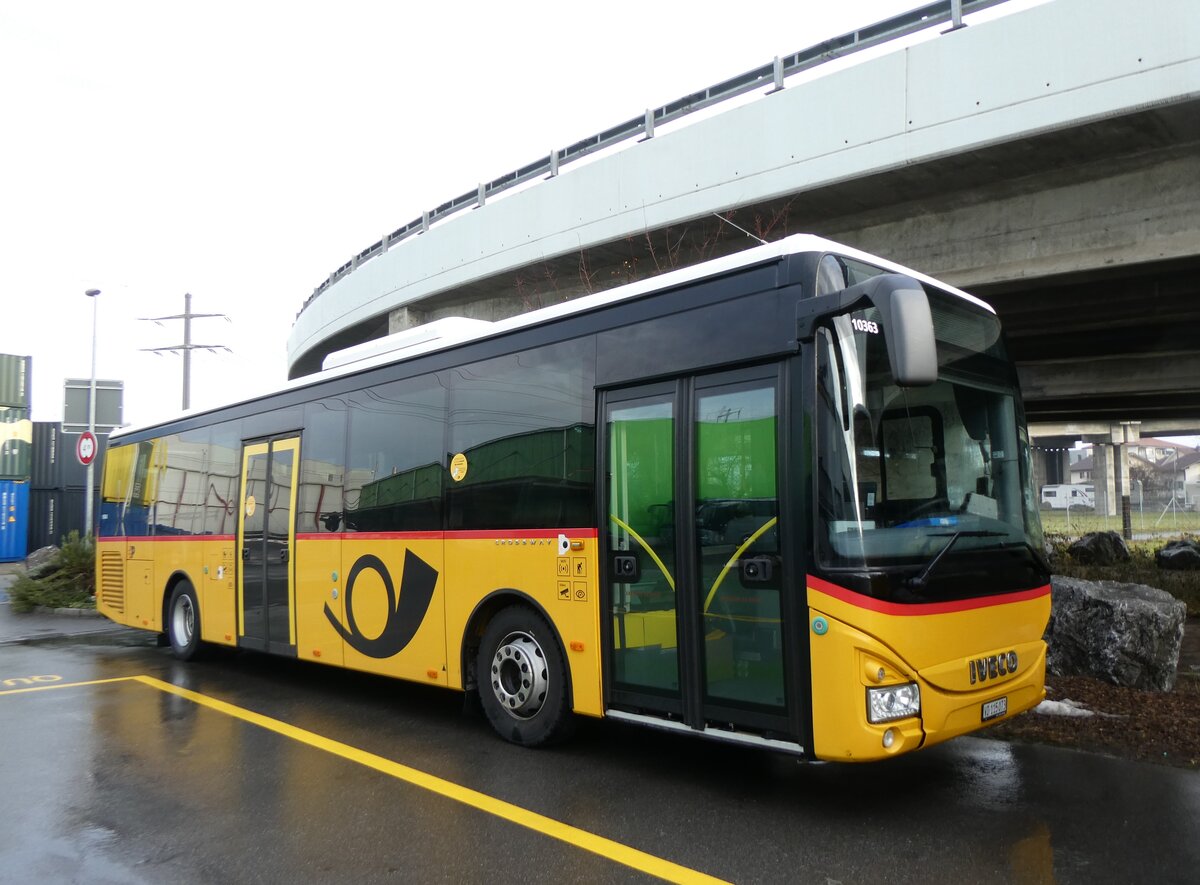 (270'656) - CarPostal Ouest - VD 115'073/PID 10'363 - Iveco am 5. Januar 2025 in Kerzers, Interbus