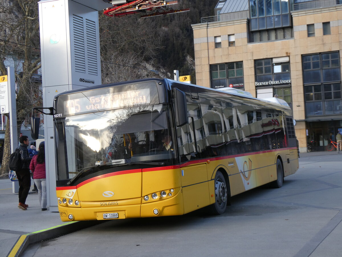 (270'762) - Hfliger, Sursee - Nr. 5/OW 11'868/PID 10'011 - Solaris am 7. Januar 2025 beim Bahnhof Interlaken West (Einsatz, PostAuto)