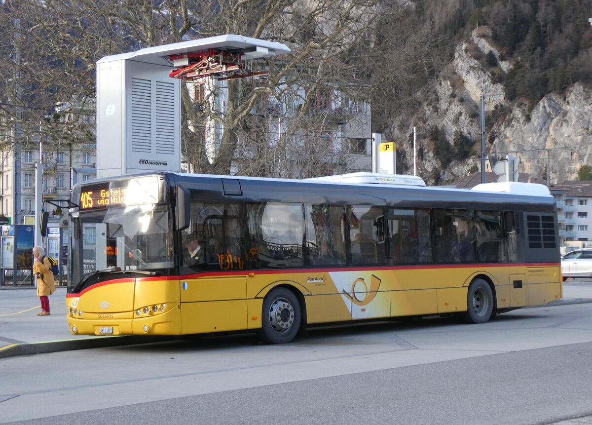 (270'763) - Hfliger, Sursee - Nr. 5/OW 11'868/PID 10'011 - Solaris am 7. Januar 2025 beim Bahnhof Interlaken West (Einsatz PostAuto)