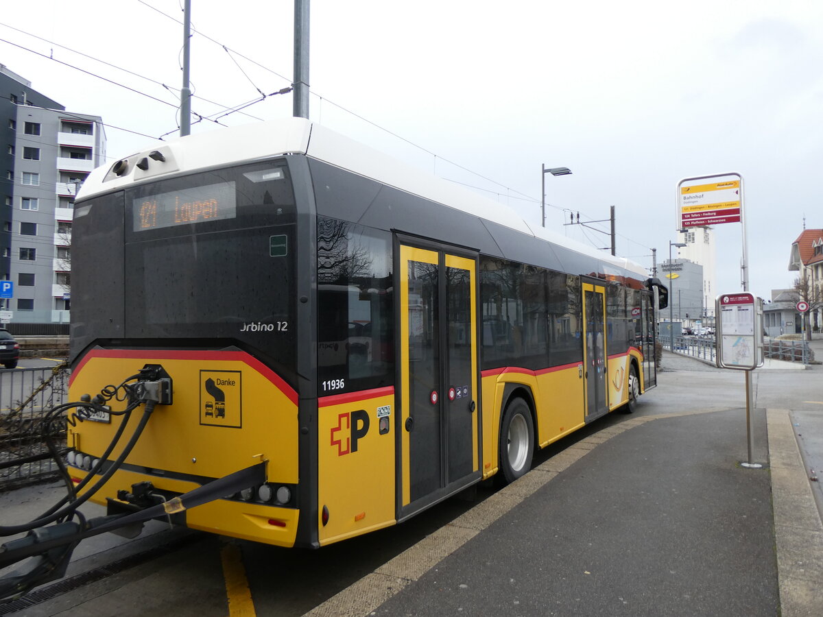 (270'793) - PostAuto Bern - BE 560'403/PID 11'936 - Solaris am 9. Januar 2025 beim Bahnhof Ddingen