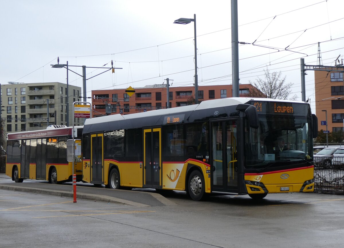 (270'794) - PostAuto Bern - BE 560'403/PID 11'936 - Solaris am 9. Januar 2025 beim Bahnhof Ddingen