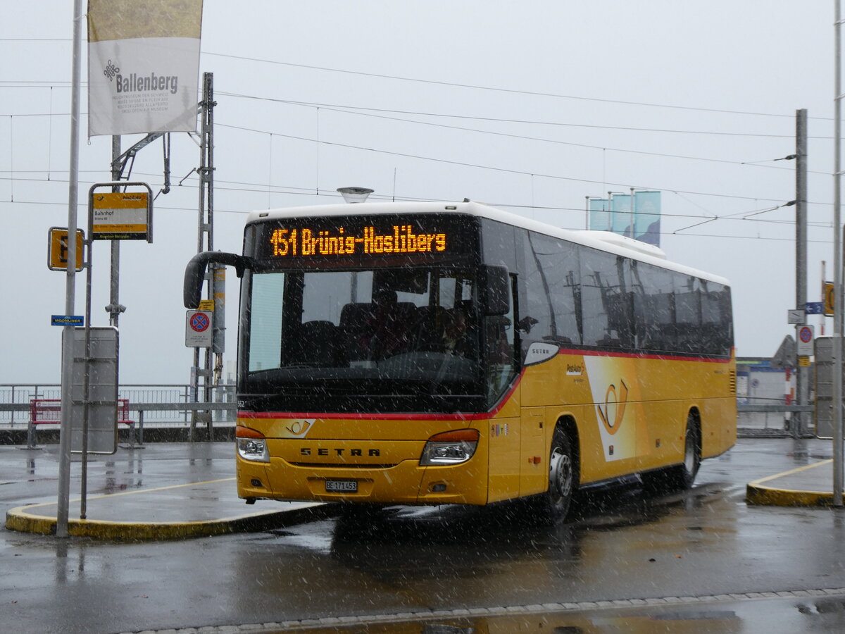 (270'800) - PostAuto Bern - Nr. 73/BE 171'453/PID 5624 - Setra (ex AVG Meiringen Nr. 73) am 10. Januar 2025 beim Bahnhof Brienz