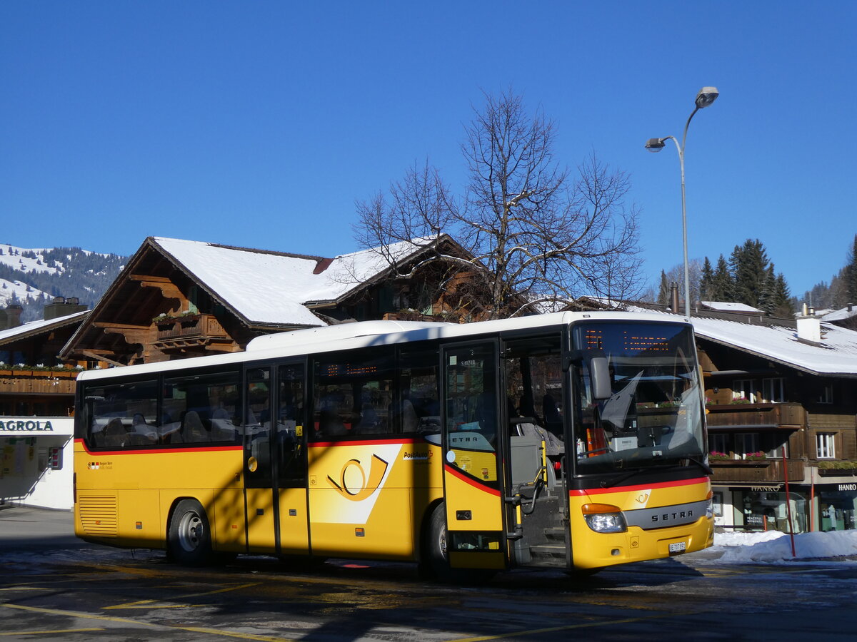 (271'125) - PostAuto Bern - Nr. 3/BE 707'891/PID 4535 - Setra (ex Kbli, Gstaad Nr. 3) am 13. Januar 2025 beim Bahnhof Gstaad