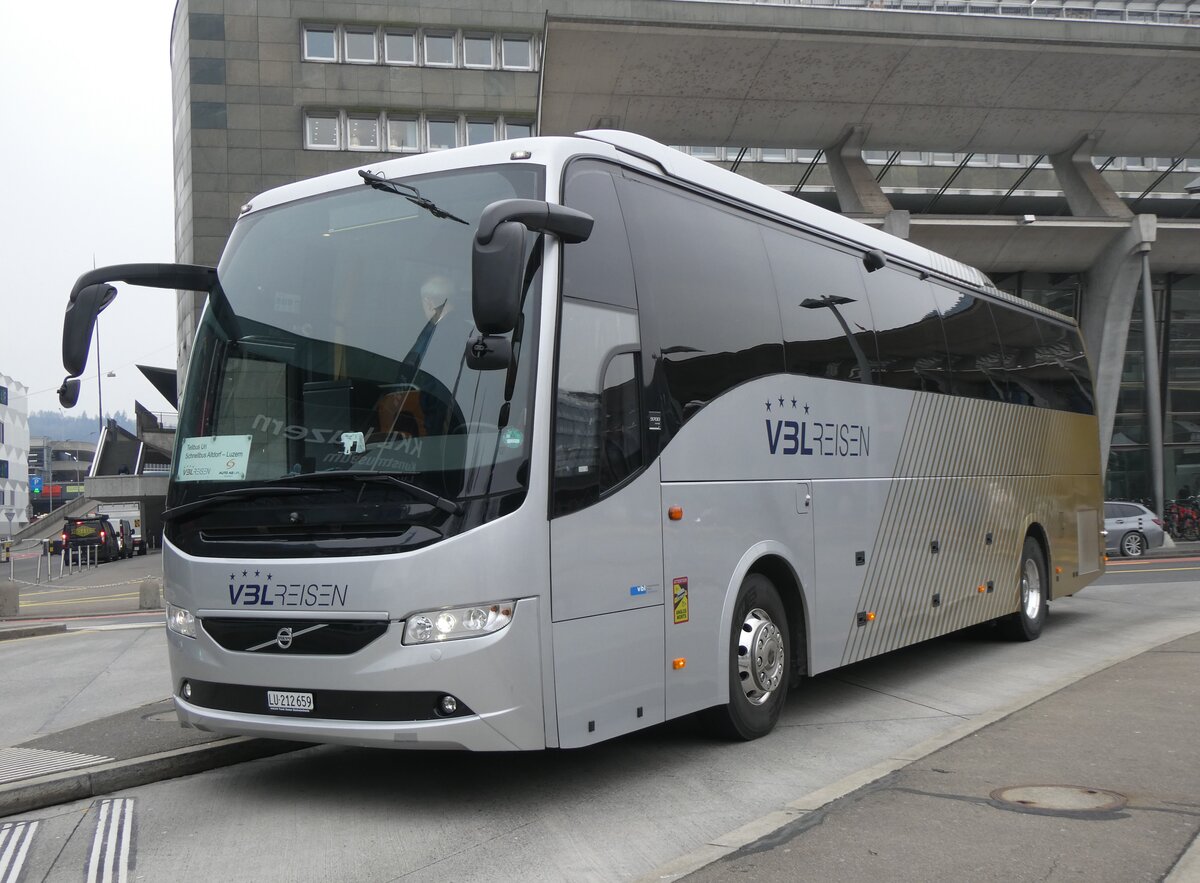 (271'174) - VBL Luzern - Nr. 806/LU 212'659 - Volvo am 14. Januar 2025 beim Bahnhof Luzern