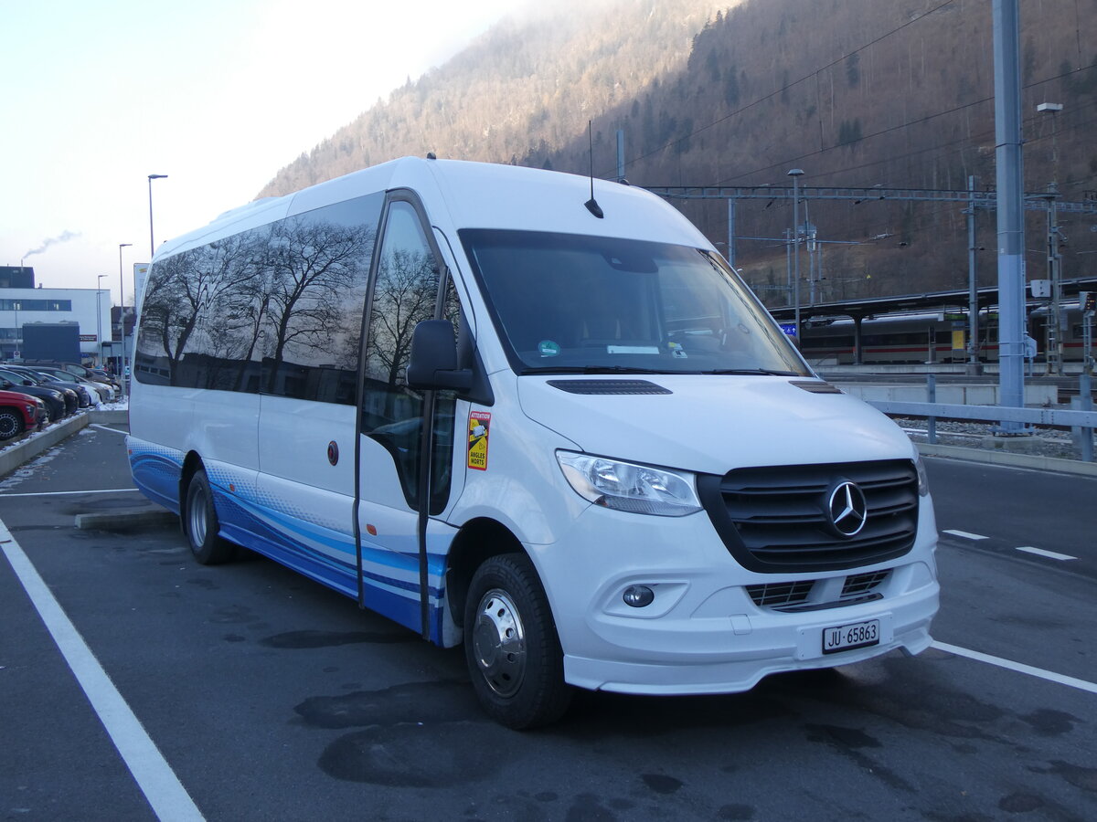 (271'230) - ??? - JU 65'863 - Mercedes am 18. Januar 2025 beim Bahnhof Interlaken Ost