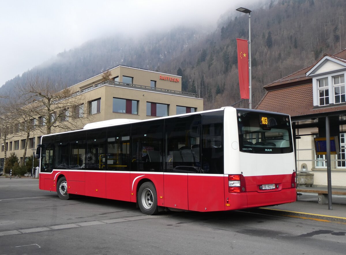 (271'238) - PostAuto Bern - BE 90'275/PID 12'337 - MAN (ex Dr. Richard, A-Wien Nr. 1413) am 18. Januar 2025 beim Bahnhof Interlaken Ost 