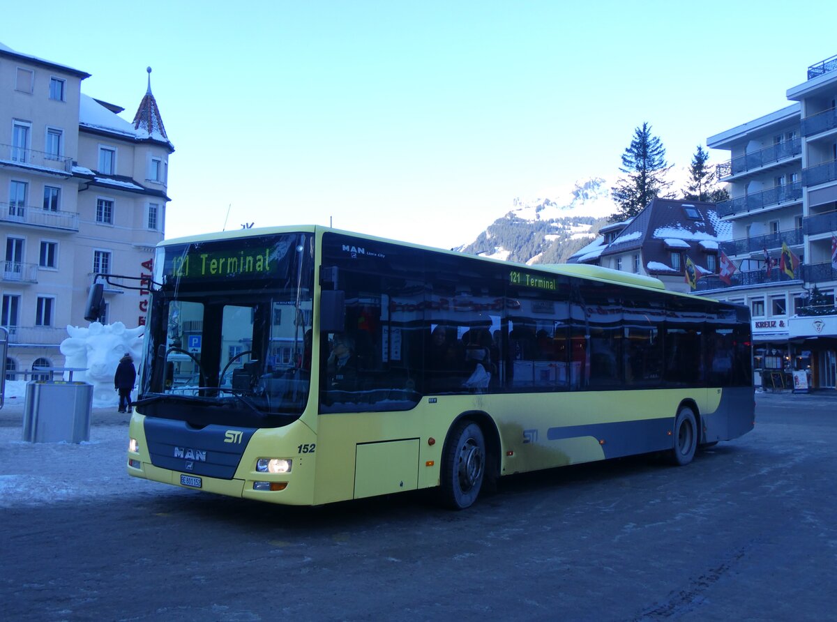 (271'299) - STI Thun - Nr. 152/BE 801'152 - MAN am 18. Januar 2025 beim Bahnhof Grindelwald