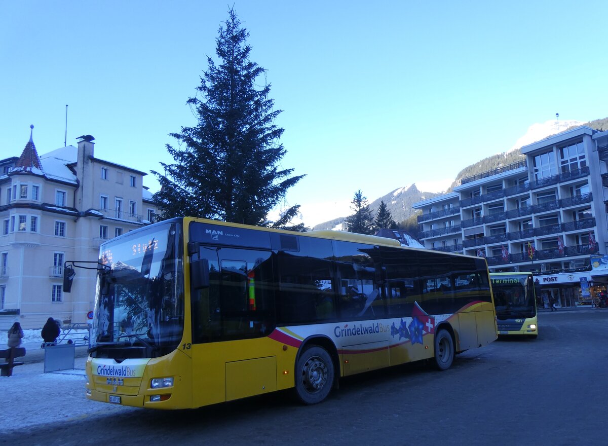 (271'300) - GrindelwaldBus, Grindelwald - Nr. 13/BE 407'170 - MAN/Gppel am 18. Januar 2025 beim Bahnhof Grindelwald