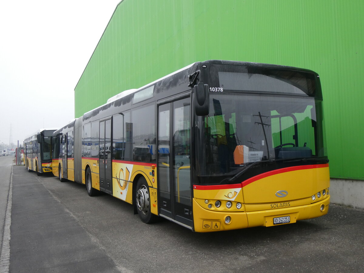 (271'344) - CarPostal Ouest - VD 242'251/PID 10'378 - Solaris (ex TPB, Sdeilles) am 19. Januar 2025 in Kerzers, Interbus