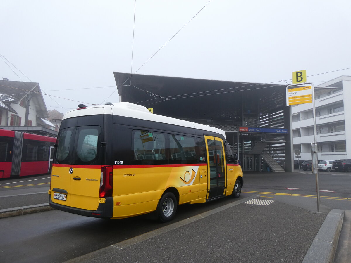 (271'380) - PostAuto Bern - BE 656'302/PID 11'649 - Mercedes am 21. Januar 2025 beim Bahnhof Worb Dorf