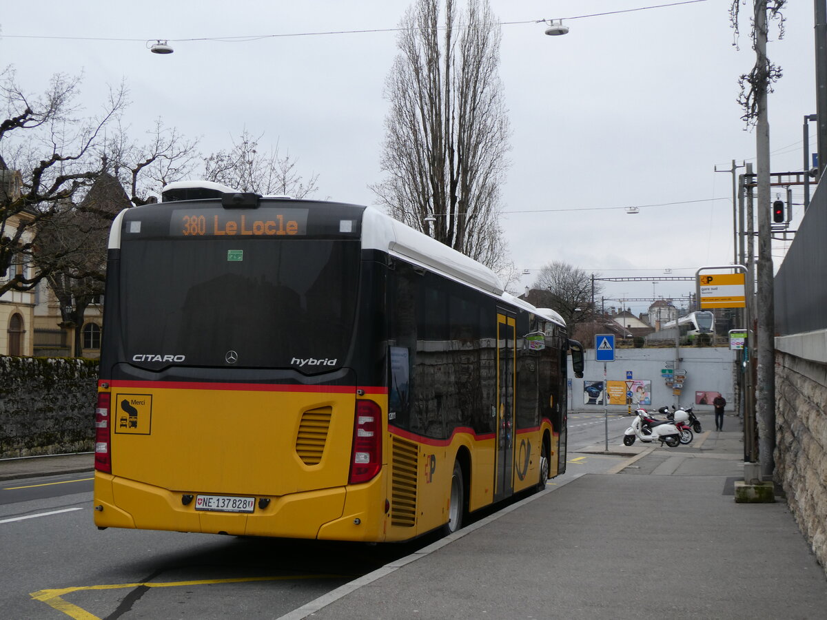 (271'552) - CarPostal Ouest - NE 137'828/PID 12'011 - Mercedes am 1. Februar 2025 beim Bahnhof Neuchtel