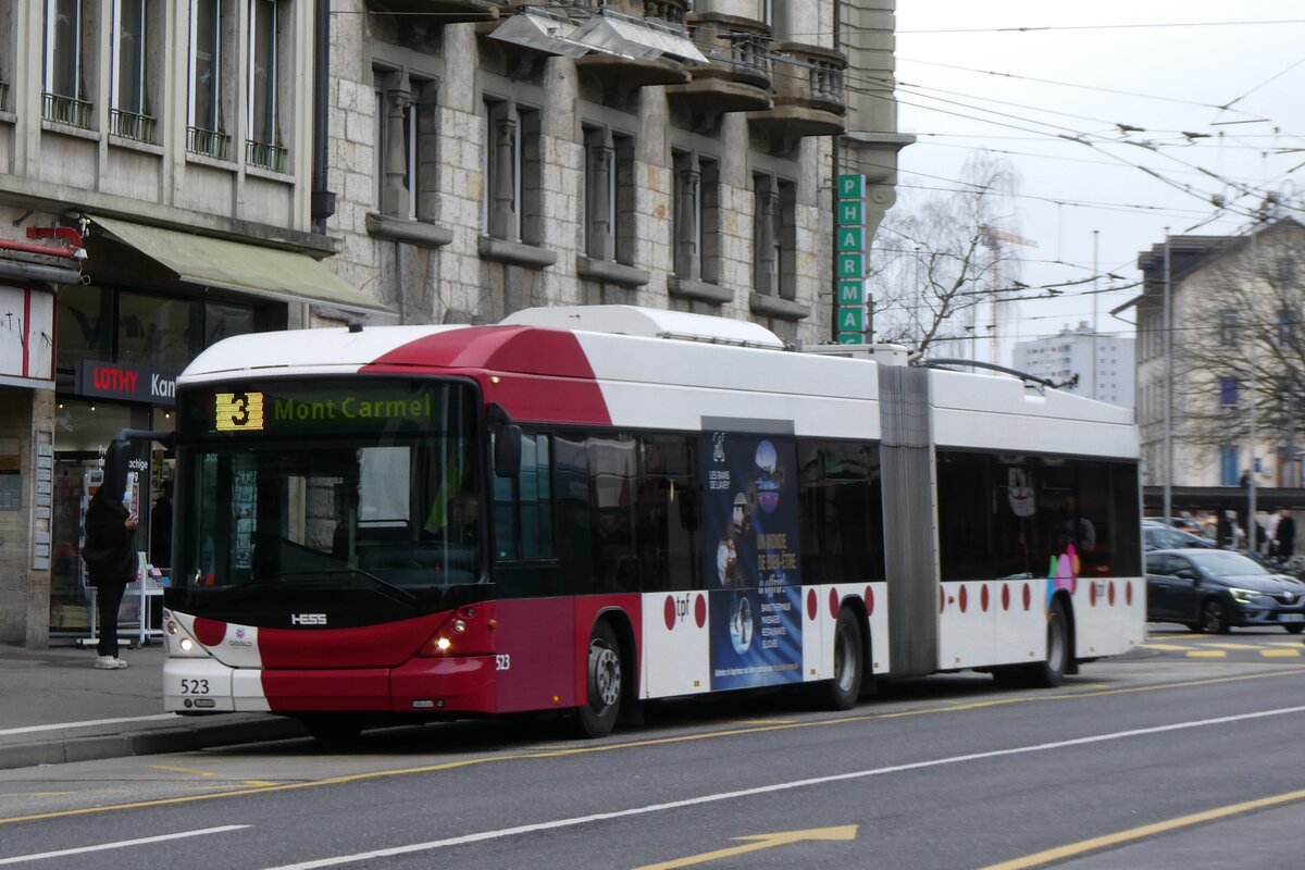 (271'621) - TPF Fribourg - Nr. 523 - Hess/Hess Gelenktrolleybus am 1. Februar 2025 beim Bahnhof Fribourg