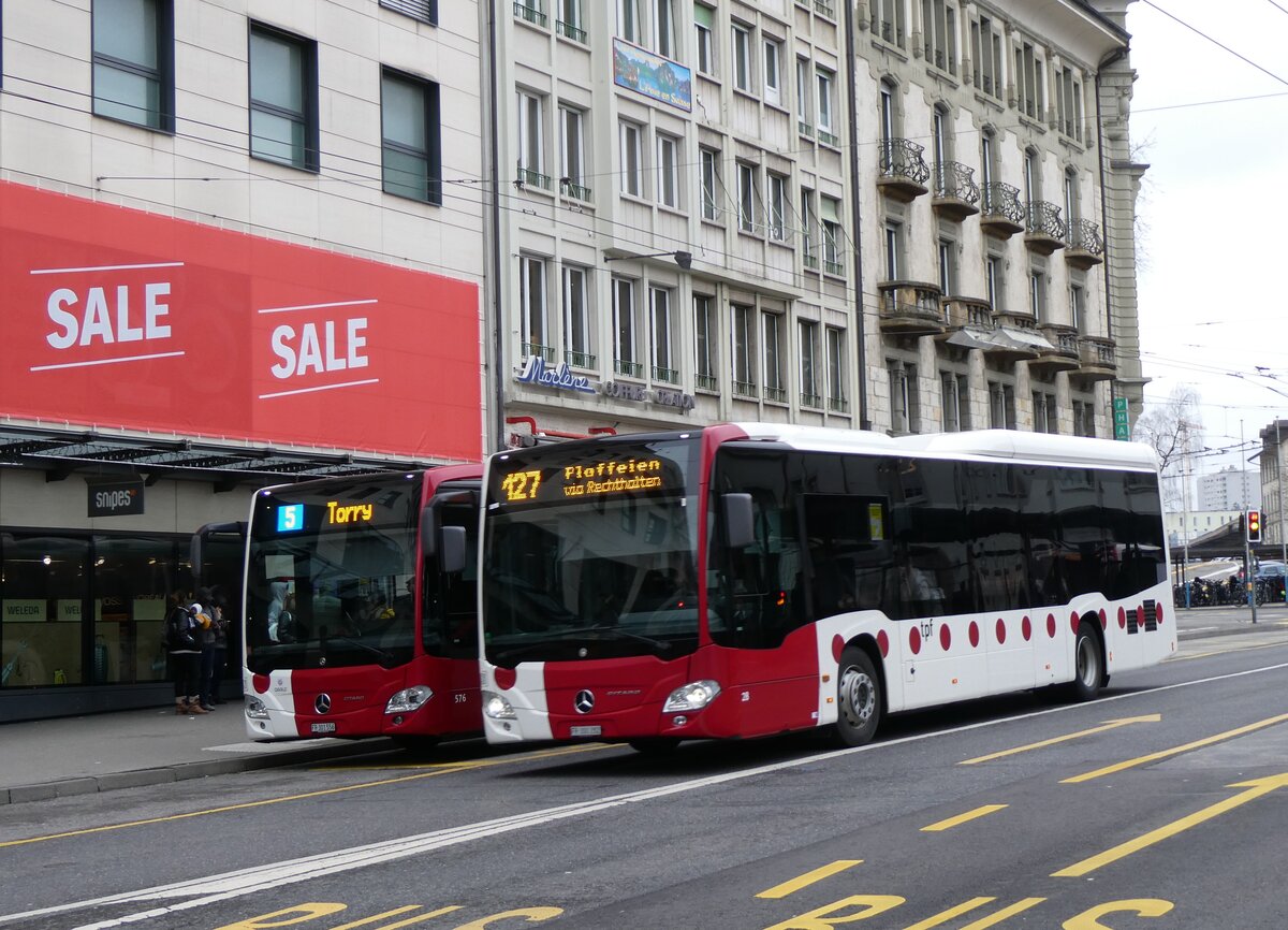 (271'624) - TPF Fribourg - Nr. 28/FR 300'282 - Mercedes am 1. Februar 2025 beim Bahnhof Fribourg