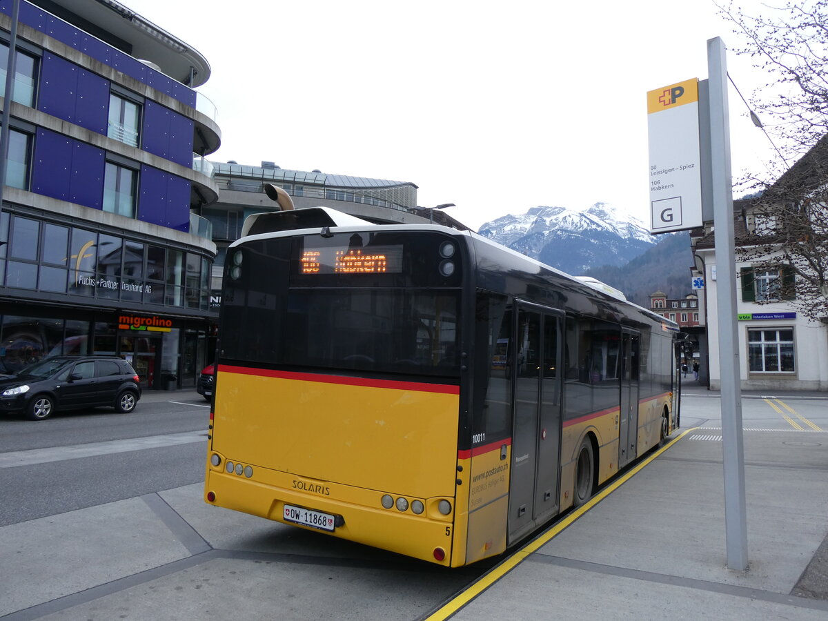 (271'857) - Hfliger, Sursee - Nr. 5/OW 11'868/PID 10'011 - Solaris am 11. Februar 2025 beim Bahnhof Interlaken Ost (Einsatz PostAuto)