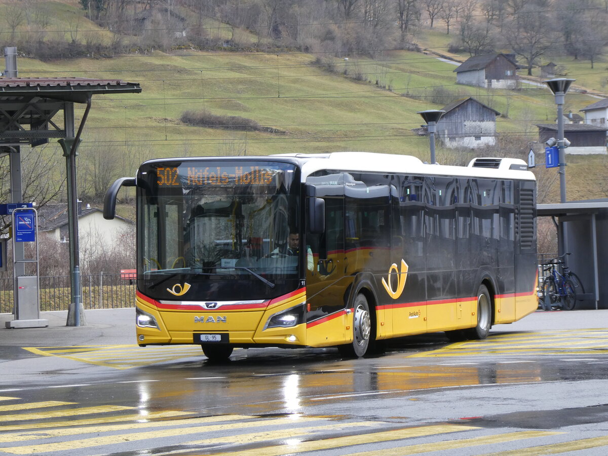 (271'864) - Niederer, Filzbach - Nr. 11/GL 95/PID 11'840 - MAN am 12. Februar 2025 beim Bahnhof Glarus