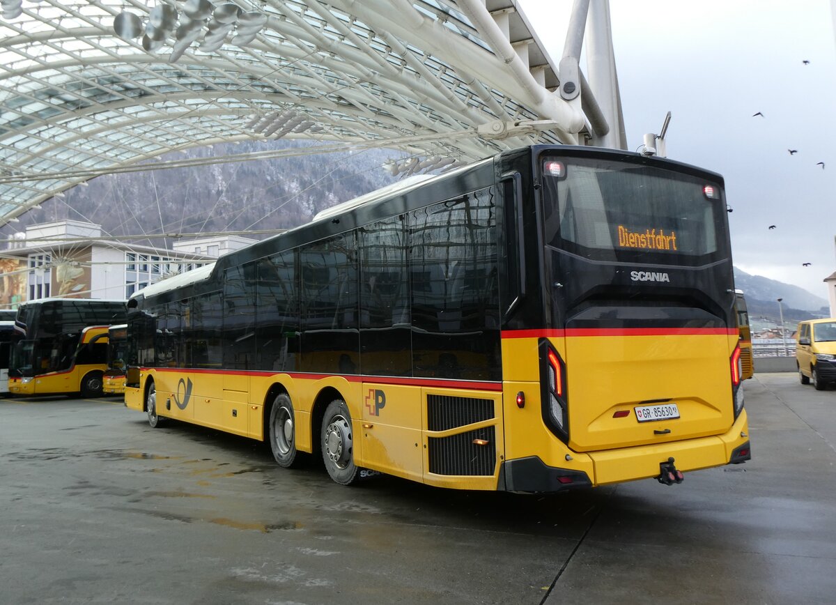 (271'993) - PostAuto Graubnden - GR 85'630/PID 12'107 - Scania am 14. Februar 2025 in Chur, Postautostation