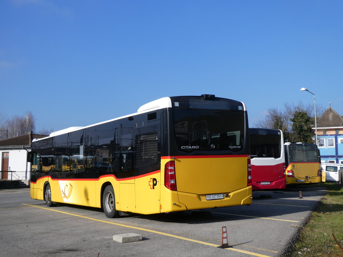 (272'084) - CarPostal Ouest - VD 607'890/PID 10'989 - Mercedes (ex JU 43'869) am 15. Februar 2025 in Yverdon, Garage