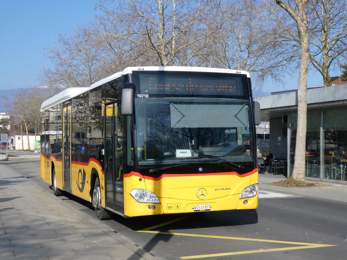 (272'097) - CarPostal Ouest - VD 615'807/PID 10'710 - Mercedes am 15. Februar 2025 beim Bahnhof Yverdon