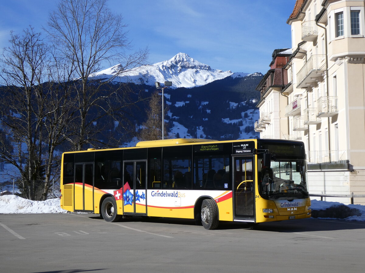 (272'155) - GrindelwaldBus, Grindelwald - Nr. 24/BE 364'408 - MAN/Gppel am 17. Februar 2025 beim Bahnhof Grindelwald