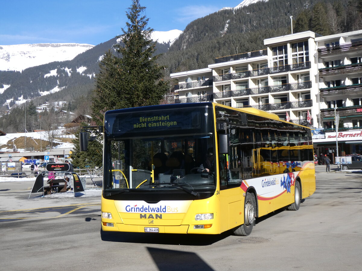 (272'165) - GrindelwaldBus, Grindelwald - Nr. 24/BE 364'408 - MAN/Gppel am 17. Februar 2025 beim Bahnhof Grindelwald