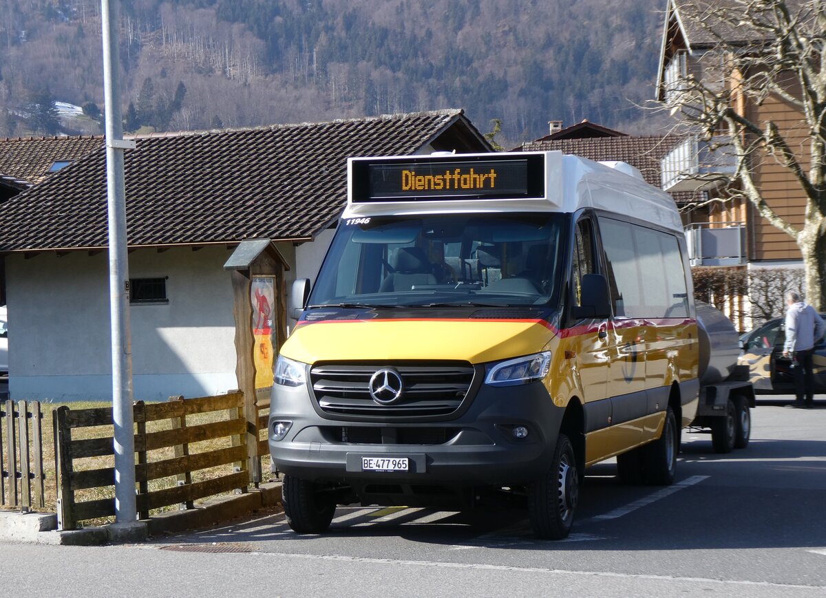 (272'213) - PostAuto Bern - BE 477'965/PID 11'946 - Mercedes am 18. Februar 2025 beim Bahnhof Wilderswil 