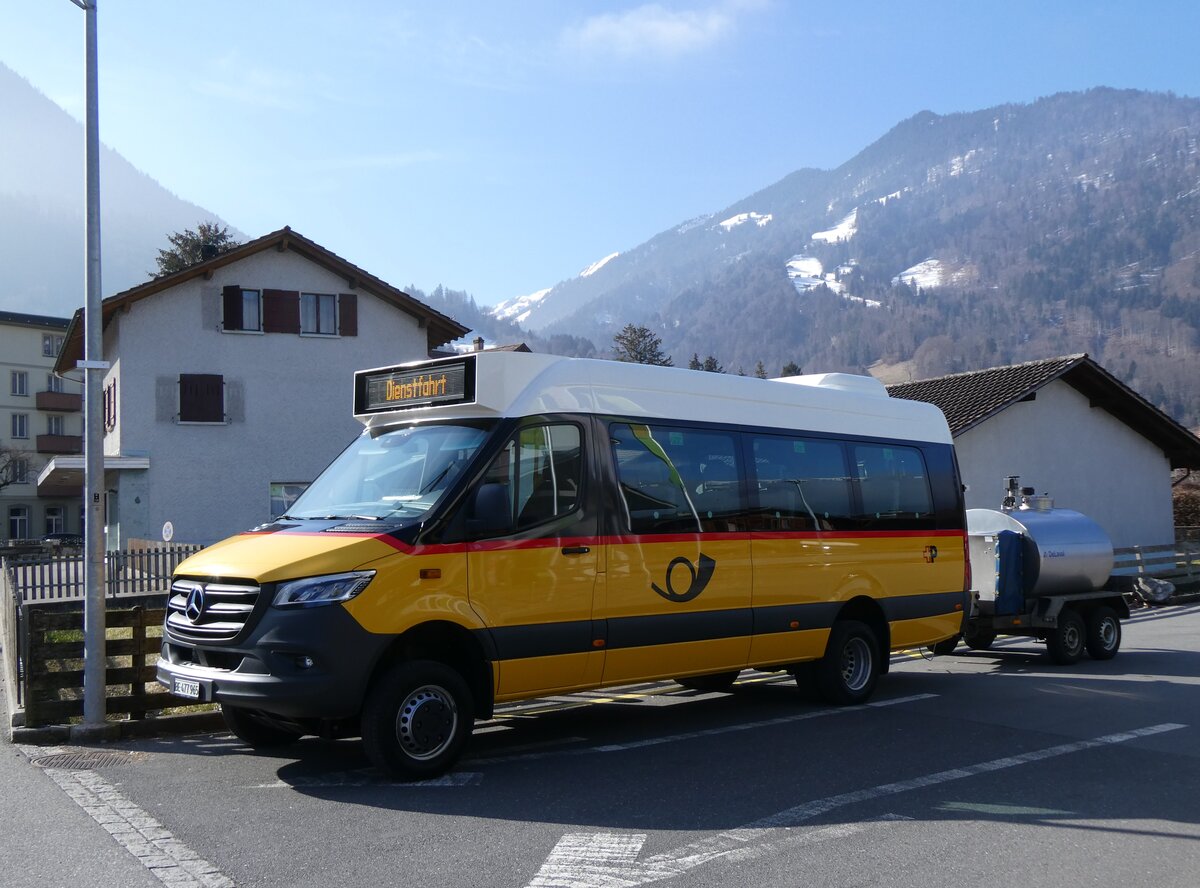 (272'214) - PostAuto Bern - BE 477'965/PID 11'946 - Mercedes am 18. Februar 2025 beim Bahnhof Wilderswil